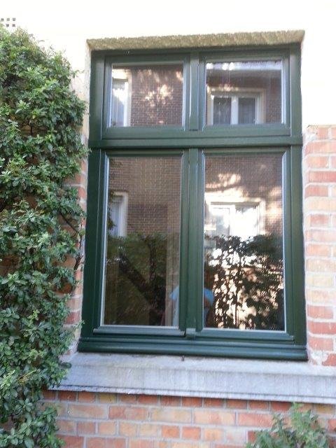 okno dwurzędowe, zabytkowe ze słupkami ozdobnymi