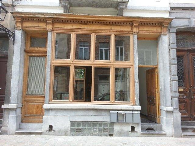okno belgijskie meranti o nietypowym kształcie ze szprosami wiedeńskimi