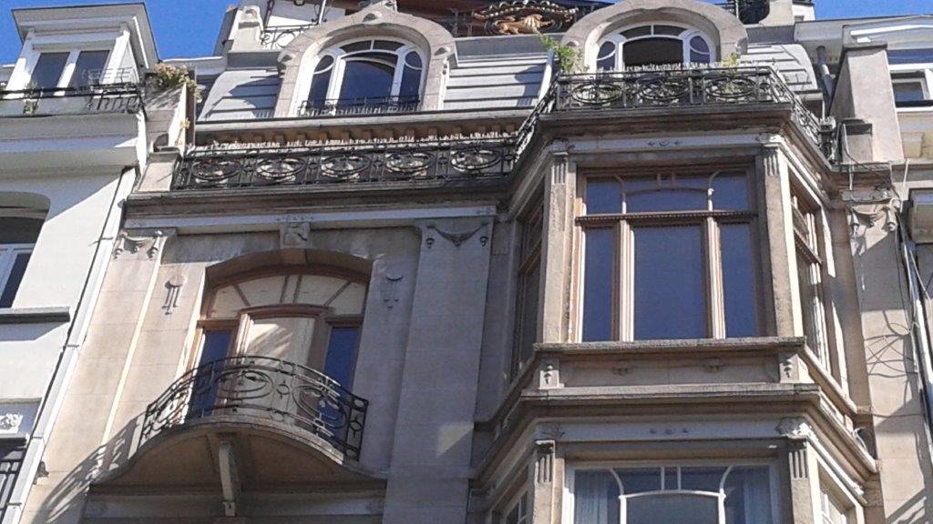 okno belgijskie meranti o nietypowym kształcie ze szprosami wiedeńskimi
