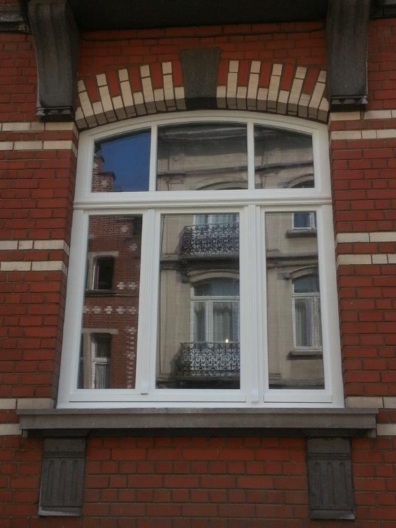 okno belgijskie meranti o nietypowym kształcie ze szprosami wiedeńskimi