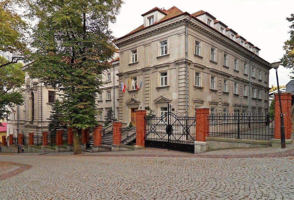 Kamienica z oknami sosnowymi dwurzędowymi w Przemyślu