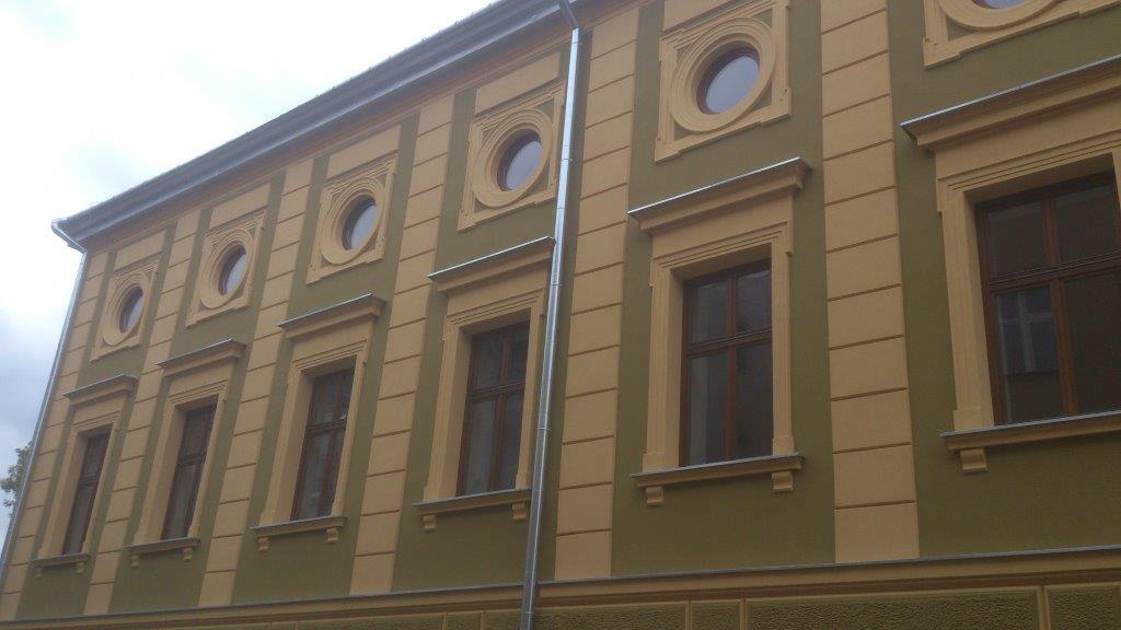 okno dwurzędowe, zabytkowe ze słupkami ozdobnymi